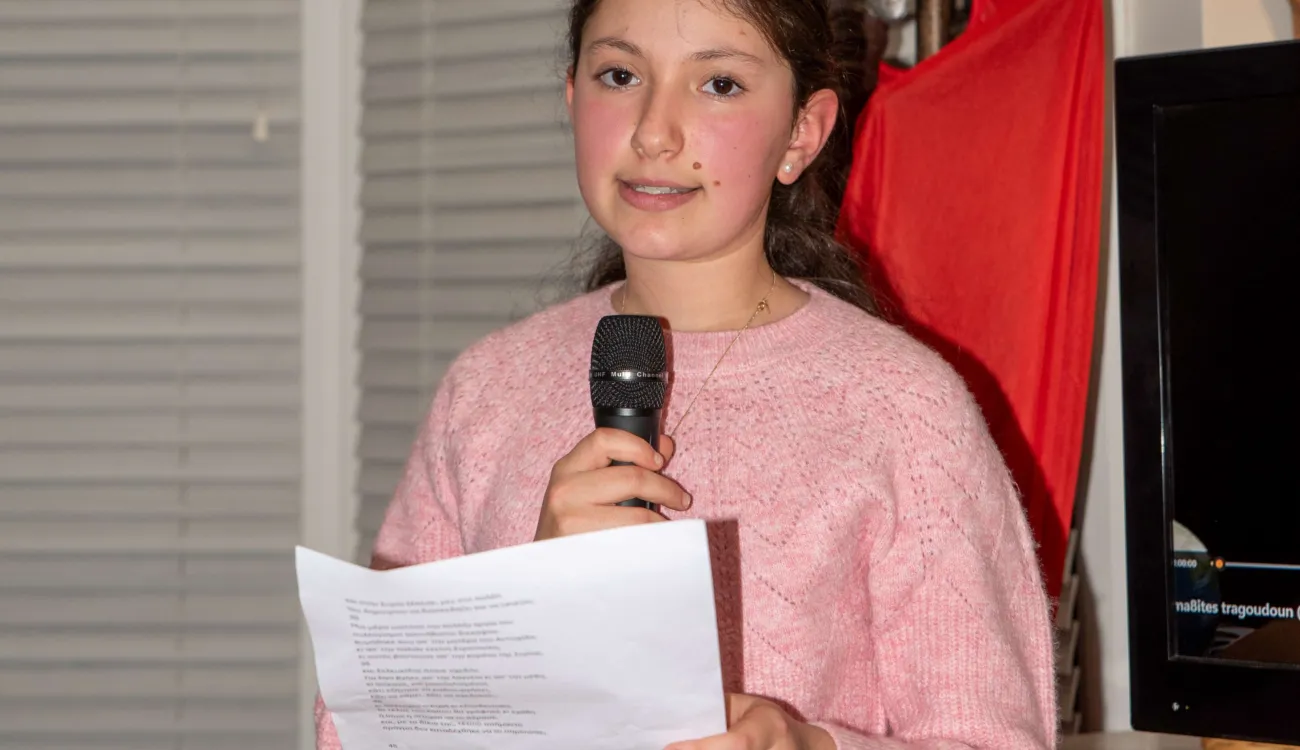 Η βραβευμένη μαθήτρια Ελένη Καλυμνιού απαγγέλει το ποίημα του Καβάφη Οροφέρνης